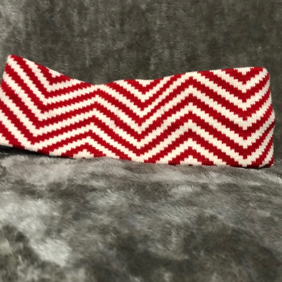 Mud Pie Accessories - Adorable Mud Pie winter headband. Red and white Chevron pattern